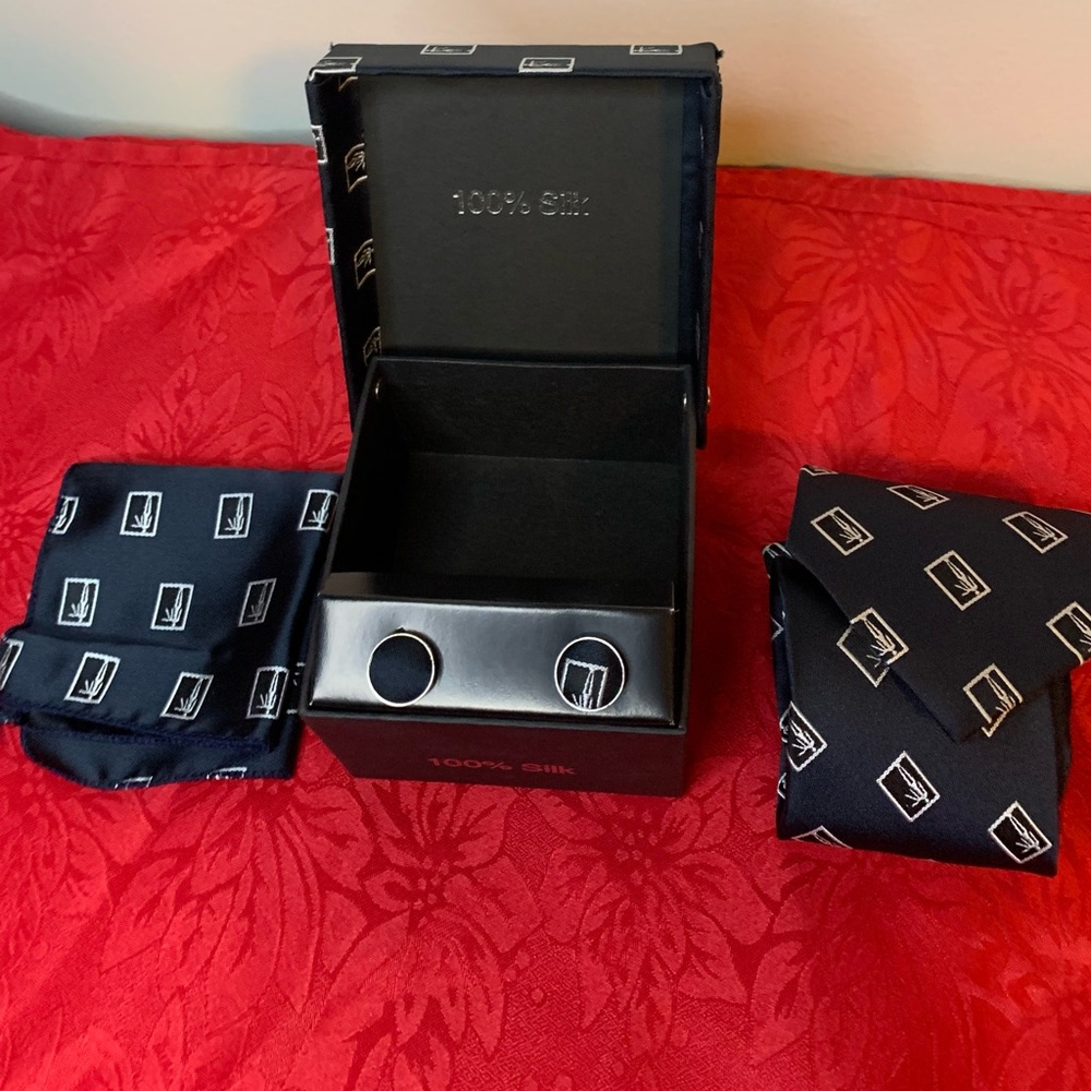 Elegant dark blue and white,Silk Tie Set. NEW